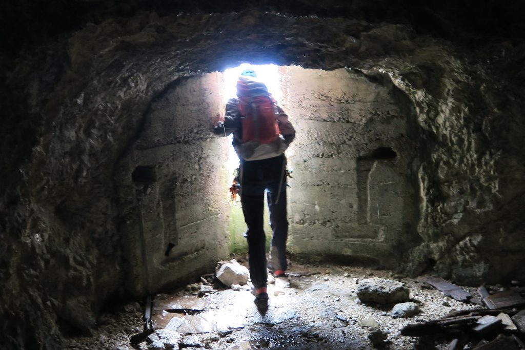 Longo la via dello Spigolo Nord: la galleria di guerra lungo il Sentiero del Centenario