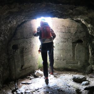 Longo la via dello Spigolo Nord: la galleria di guerra lungo il Sentiero del Centenario