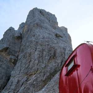 Lo Spigolo Nord della Cima Alta di Riobianco sovrasta il Bivacco CAI Gorizia