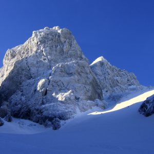 La bastionata del Prisojnik con i pendii del Kotovo Sedlo
