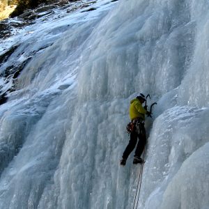 Salendo un breve muro su una cascata in Val Malta
