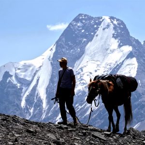 Il supporto dei portatori e dei cavalli durante il trekking in Kirghizistan