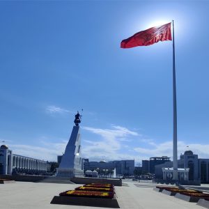 La grandissima bandiera del Kirghizistan nella piazza del Governo a Bishkek