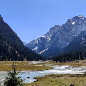 Profonde valli nelle catene montuose del Tien Shan