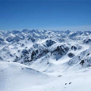 La vista spazia dalle cime della Val Maira