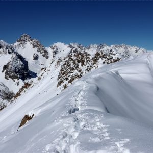 Una facile cresta in Val Maira con vista verso la Francia