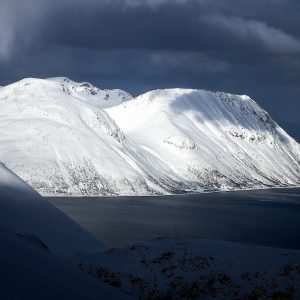 Luci taglienti e neri profondi disegnano scenari mistici in Finnmark, Norvegia