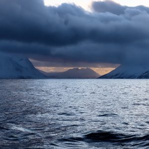 Nuvole minacciose coprono le montagne nei fiordi della Finnmark, in Norvegia