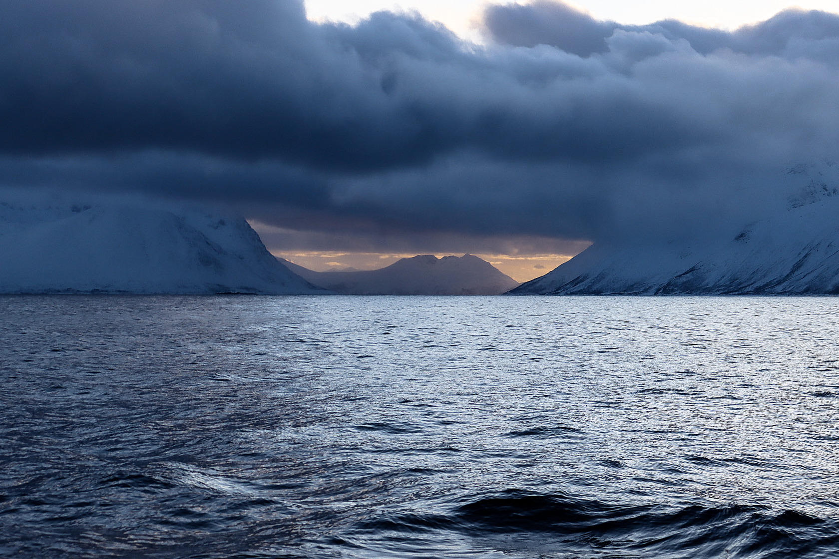 Nuvole minacciose coprono le montagne nei fiordi della Finnmark, in Norvegia