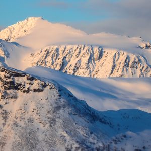 Alti plateau innevati, ripide pareti e dolci pendii fotografati in Finnmark
