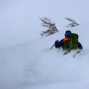 Neve profonda e polverosa durante una nevicata in Finnmark, Norvegia