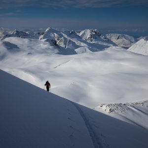 Salendo sull'ultima dorsale dell'Aibmadasgaisa, in nel nord della Norvegia