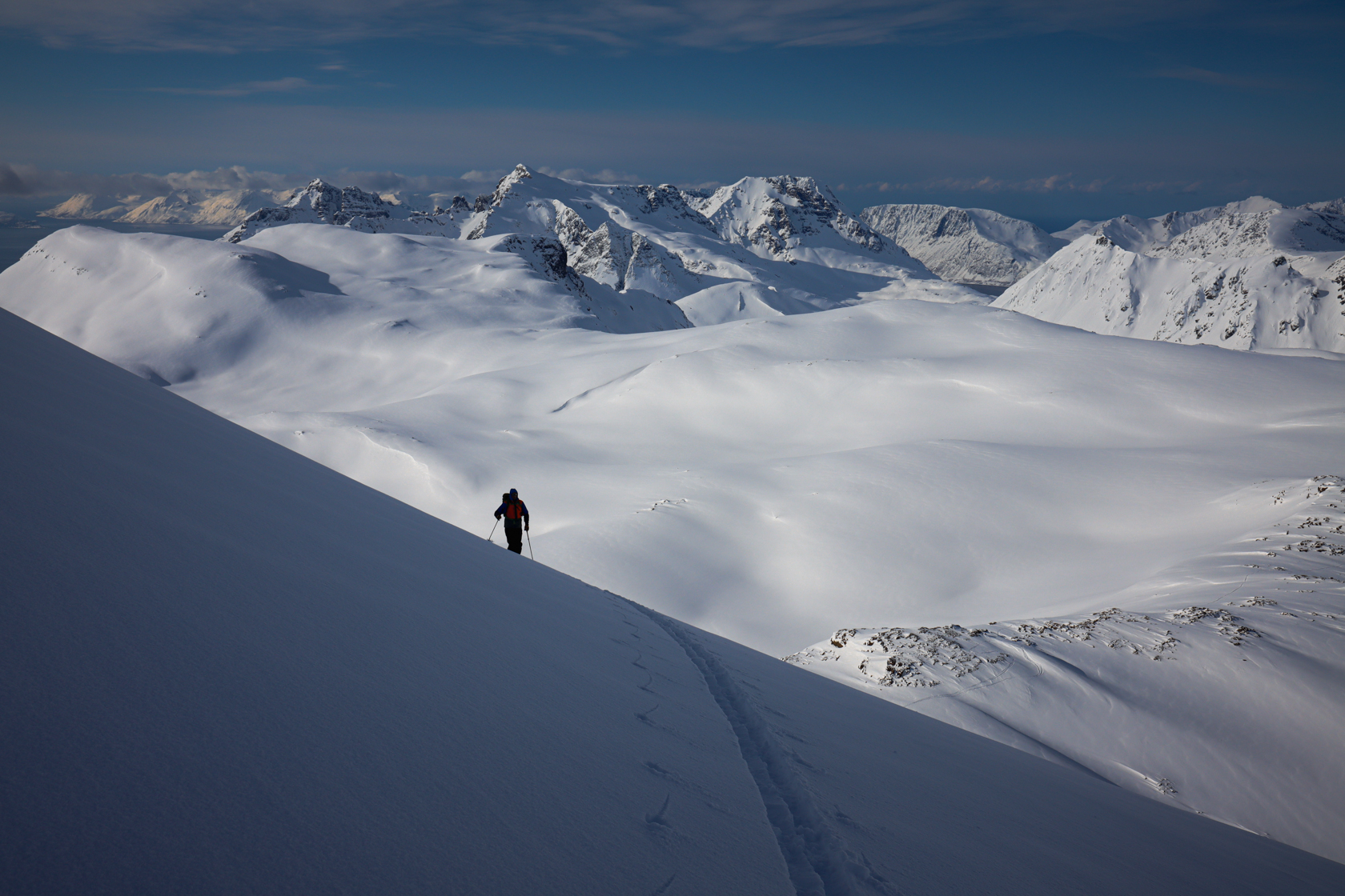 Salendo sull'ultima dorsale dell'Aibmadasgaisa, in nel nord della Norvegia
