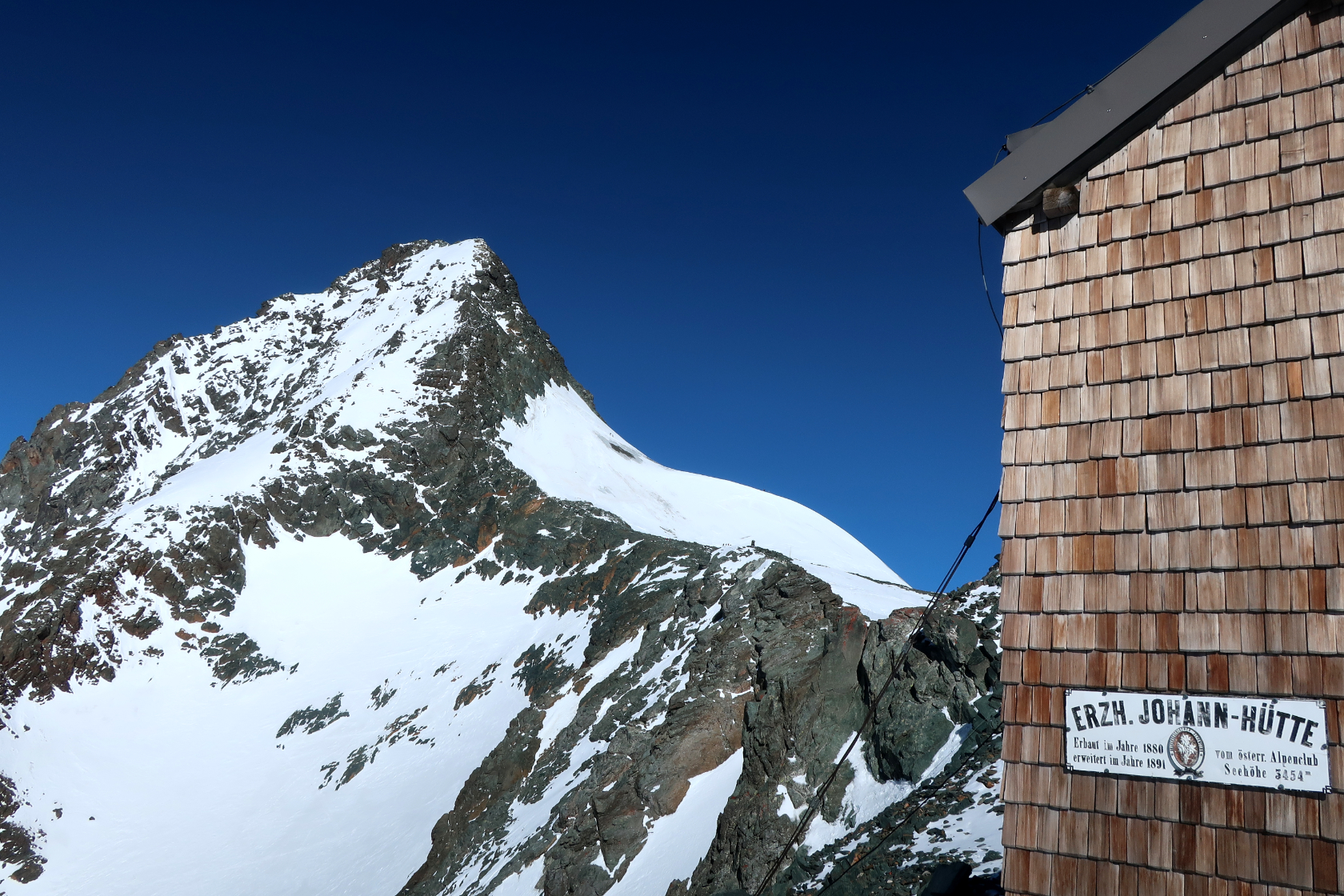 Vista della cima del GrossGlockner dal Erzherzog-Johann-Hütte